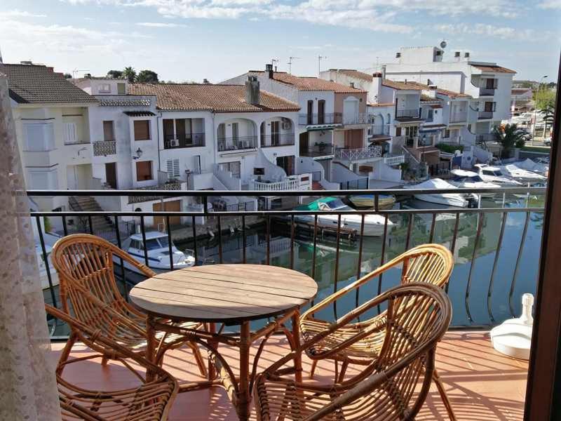 Estudi Amb Vistes Al Canal Apartment Емпуриабрава Екстериор снимка